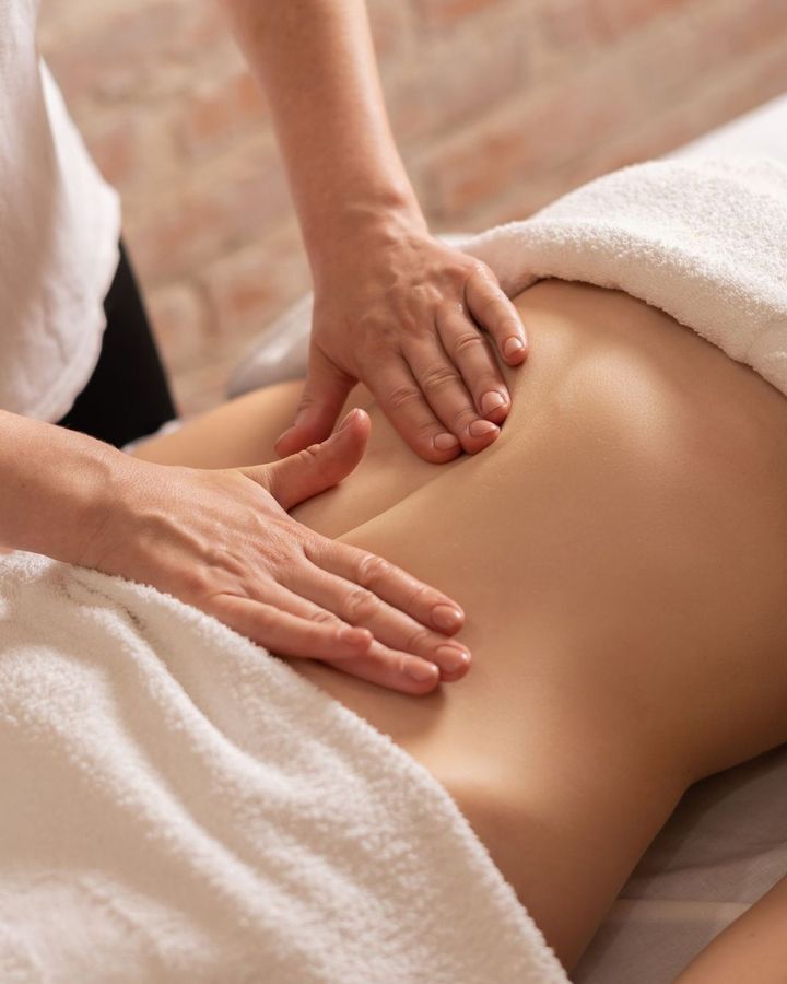 Manual lymphatic drainage along the abdomen
